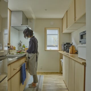 キッチンは造作。料理好きなご夫妻がストレスなく動けるゆったり設計。奥にはビルトインオーブンもある