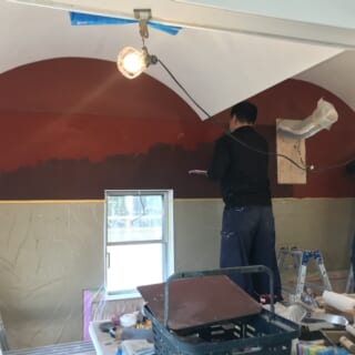 2階親世帯LDK。キッチンのベンガラ色の漆喰壁は磨き仕上げ。左官職人さんの手で丹念に仕上げられる。漆喰の磨き仕上げは伝統技法で、できる職人さんはごくわずか