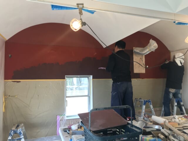 2階親世帯LDK。キッチンのベンガラ色の漆喰壁は磨き仕上げ。左官職人さんの手で丹念に仕上げられる。漆喰の磨き仕上げは伝統技法で、できる職人さんはごくわずか