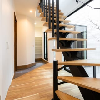 高級感漂うスケルトンの一本桁階段は、こう見えて全て木製。プランニングの自由度の高さやデザインの観点から、溝上さんが標準仕様への採用を薦めたのだという