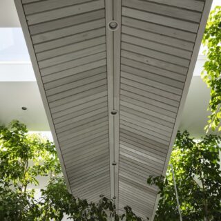 ワークスペースなど、人がいるスペースの天井は外壁の出目地コンクリートに使用した型枠を再利用。モダンな空間にアンティーク風の深みを添え、いっそう洒落た雰囲気に