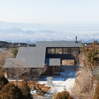 壮大な風景と大きな屋根のシルエットはお施主さまのこころをつかみ、また来ようという気持ちにさせるような空間を作り出す