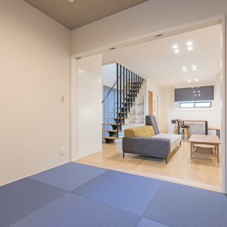 客間としても使用される和室の畳は、ご主人お気に入りのブルーカラーで落ち着きある空間に。リビングの脇に子供が遊んだり、ごろりと横になれる和室は、何かと重宝する存在