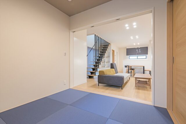 客間としても使用される和室の畳は、ご主人お気に入りのブルーカラーで落ち着きある空間に。リビングの脇に子供が遊んだり、ごろりと横になれる和室は、何かと重宝する存在