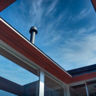 テラスの屋根には大きなトップライトがあり、明るい陽光が邸内にも届く。トップライトの枠はしっかりした屋根の厚みを感じさせないよう丁寧にデザイン。下から見ると屋根が薄く見え、すっきりと洗練された印象