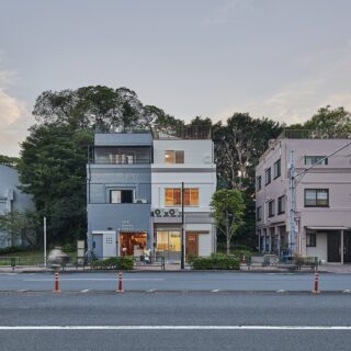 外観。中心に映る建物の右半分、白い壁面が「清澄長屋」。背面には清澄庭園があり一年を通して緑が感じられる。また、空いている右隣りの土地は東京都が庭園の一部にすべく買い上げており建物が建つ可能性が低い。「この素晴らしい環境をいかに活かすかがテーマだった」と鎌松さん