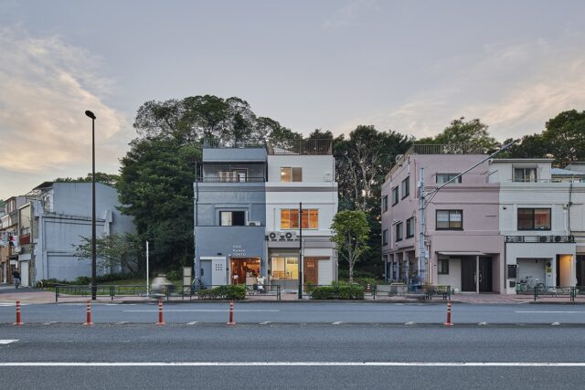 外観。中心に映る建物の右半分、白い壁面が「清澄長屋」。背面には清澄庭園があり一年を通して緑が感じられる。また、空いている右隣りの土地は東京都が庭園の一部にすべく買い上げており建物が建つ可能性が低い。「この素晴らしい環境をいかに活かすかがテーマだった」と鎌松さん