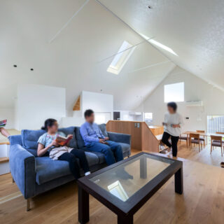 2階LDK。床の段差や天井高の変化でメリハリをつけた空間はキッチン＆ダイニング（写真奥）、リビング（写真中央手前）、畳スペース（写真左奥）それぞれに異なる居心地を楽しめる。大きなワンルームでも空間の豊かさが生まれ、そこにいる家族の一体感と独立感のバランスが絶妙