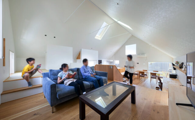 2階LDK。床の段差や天井高の変化でメリハリをつけた空間はキッチン＆ダイニング（写真奥）、リビング（写真中央手前）、畳スペース（写真左奥）それぞれに異なる居心地を楽しめる。大きなワンルームでも空間の豊かさが生まれ、そこにいる家族の一体感と独立感のバランスが絶妙