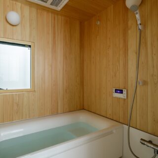 壁にヒノキを張ったバスルーム。森林の香りに包まれ、リラックスして入浴できる
