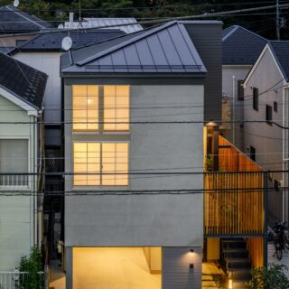 帽子をかぶったような屋根のデザインがかわいい『徳丸の家』。自邸は吹抜けの大空間になっている