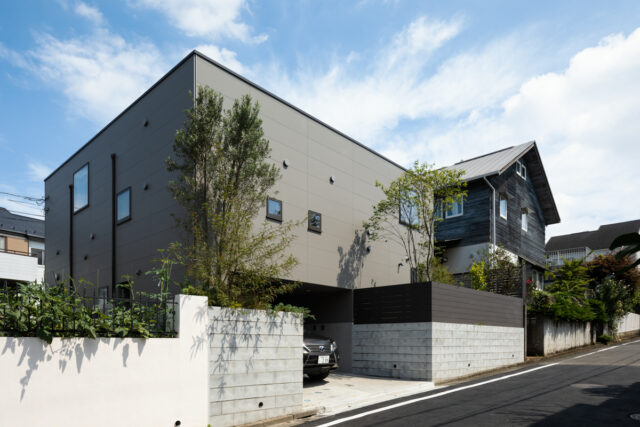 土地の上に箱を載せたような、シンプルな陸屋根のK邸。実は中は複雑な設計。