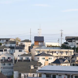 高台のてっぺんに建つY邸（写真上部中央）