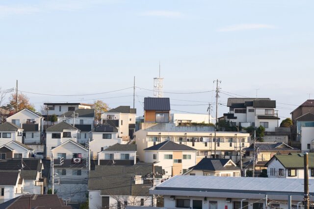 高台のてっぺんに建つY邸（写真上部中央）