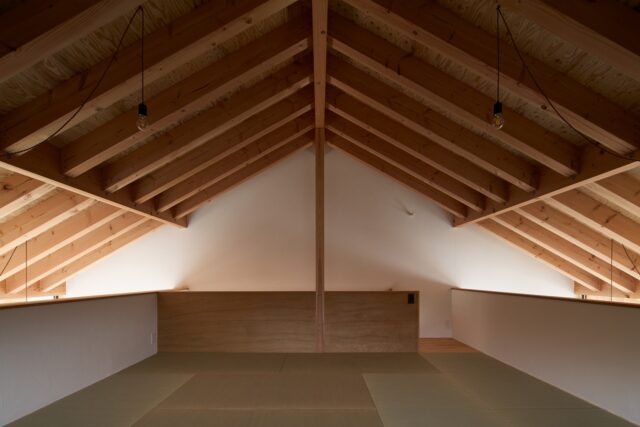 切妻屋根の天井は現しに。垂木の連なりが美しく、包まれるような雰囲気に