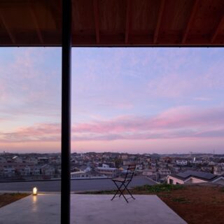 夕景の眺望。暗くなり住宅に明かりが灯ると夜景も楽しめる