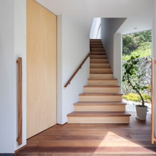 2階客室への玄関。異なる素材を組み合わせた階段は、室内のいいアクセントに。手すりは自ら製作した
