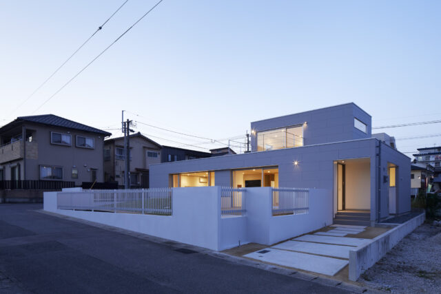 夕暮れのhousu-N。今日一日を締めくくるおだやかな団らんの時間が流れはじめる