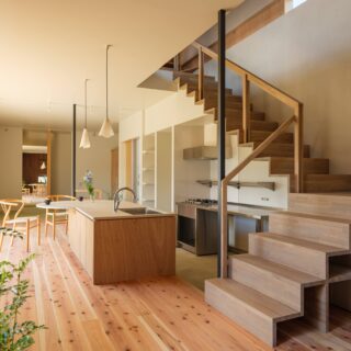 ２階への階段は、キッチンの上部に。こうすることで、キッチンやダイニングにいながら、２階の様子も感じ取ることができる
