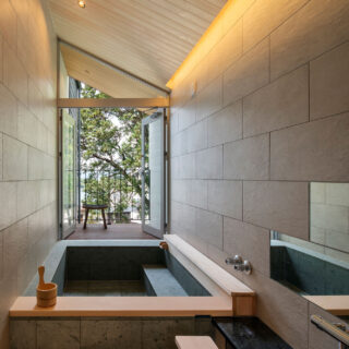 2階浴室。奥のバステラスとの仕切り戸を開け放てば、露天風呂のような開放感が得られる
