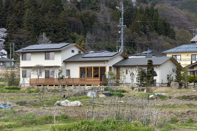 ３つの高さの異なる建物が連なるM邸。あえて前後に建物をずらすことで、いくつもの効果をもらたした