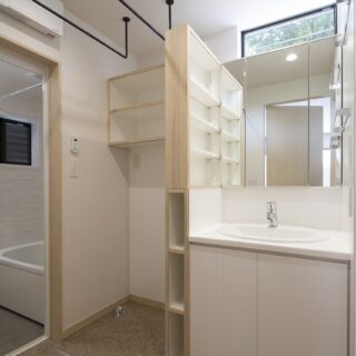 1階洗面室も造作。収納棚は何を入れるかイメージして設計。下段はバスタオルを巻いてしまうのにぴったり
