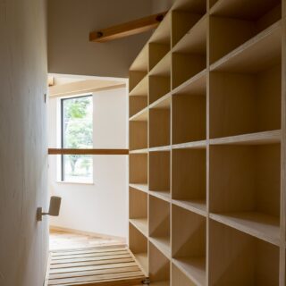 階段沿いの本棚上部に安全にアプローチできるよう、可動床を設置。使わないときは上に折りたためる