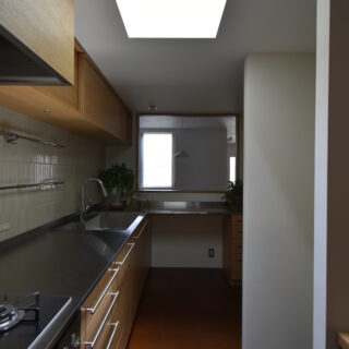 L型のキッチンはフルオーダーで造作、床には掃除しやすいウレタン塗装のコルク材を使用した。さらにトップライトをつけて光を確保し、換気もできるようにしている。
 
