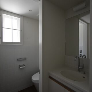 2階のトイレ。モザイクタイル張りで、階段と同じ葦簀（よしず）戸を設けた