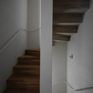 2階から3階に上がる階段。段板が36ⅿの厚さのオーク材を用いており、木の風合いが美しい