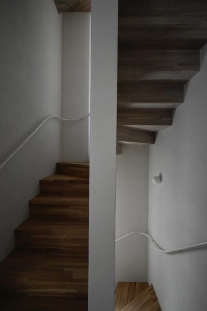 2階から3階に上がる階段。段板が36ⅿの厚さのオーク材を用いており、木の風合いが美しい