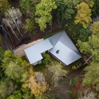 上から見た『南原の家』。写真右下に向かう斜めの部分が、南東向きのLDKとテラス。この方向の隣地は土地が傾斜した森林で、将来的に家が建つ可能性が低く、かつ、坂の上から木立を見下ろすような景色を楽しめる