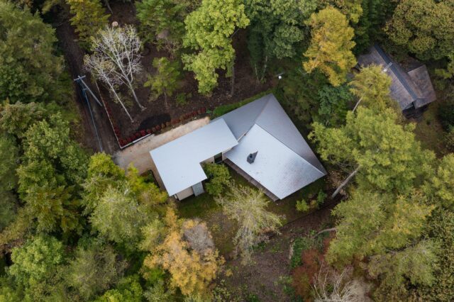 上から見た『南原の家』。写真右下に向かう斜めの部分が、南東向きのLDKとテラス。この方向の隣地は土地が傾斜した森林で、将来的に家が建つ可能性が低く、かつ、坂の上から木立を見下ろすような景色を楽しめる