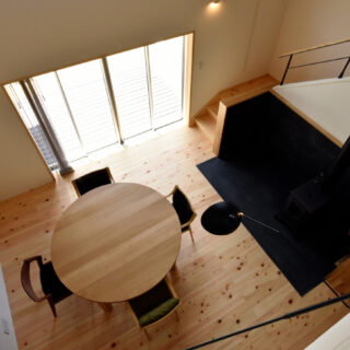 2階和室から1階DKを眺める。大栃の家に使われている木材はほとんどが高知県産で、「こうちの木の住まいづくり助成事業」の助成金を利用して建てられている