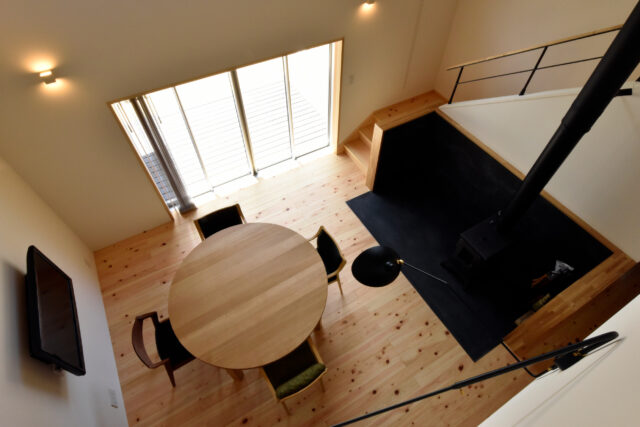 2階和室から1階DKを眺める。大栃の家に使われている木材はほとんどが高知県産で、「こうちの木の住まいづくり助成事業」の助成金を利用して建てられている
