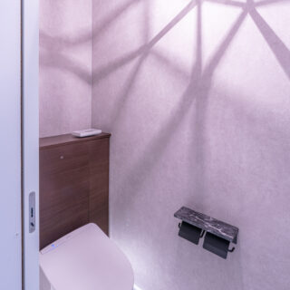 トイレは1階と2階にそれぞれある。便器は壁掛式で床から浮いている。スタイリッシュで、掃除もしやすい