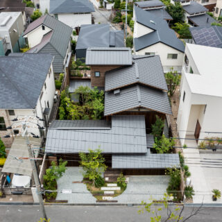 まるで山並みのように連なる段状の屋根。それぞれの部屋に必要な高さや眺望を考慮して設計されたとのこと。建物の間には緑が植えられた「５つの庭」がある。