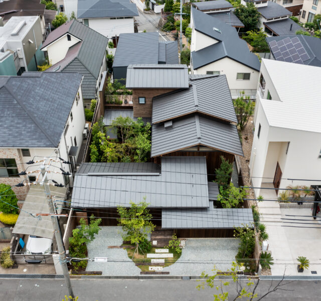 まるで山並みのように連なる段状の屋根。それぞれの部屋に必要な高さや眺望を考慮して設計されたとのこと。建物の間には緑が植えられた「５つの庭」がある。

