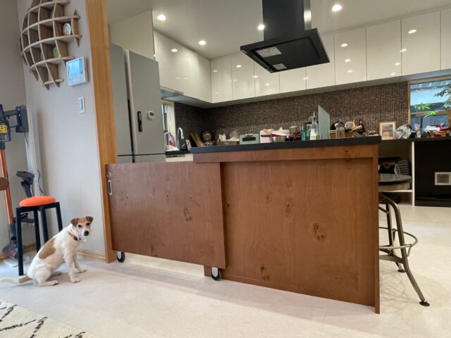 廣瀬さんは設計時に犬の立ち入り禁止ゾーンを決める。キッチンも立ち入り禁止なのでカウンターの側面に引き戸を付け、両側から鍵をかけられる両面サムターン鍵を設置。これで、引き戸を開けられる賢い犬もキッチン内に入ってこない