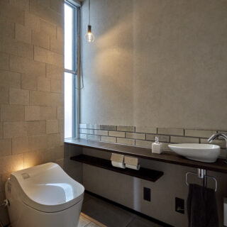 1階トイレ。縦長の窓のサイズに合わせて、洗面カウンターの幅やタイル壁の収まりなどを細かく丁寧に施工
