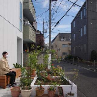 南の道路側にはきれいに整えた植栽スペースが。ベンチもあり、気軽にご近所さんとの交流を楽しめる