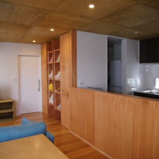 2階子世帯のLDK。キッチン（写真右）の奥にはパントリー、リビングの壁にはたっぷりの壁面収納があり、すっきりと暮らせる