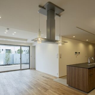 広々としたLDK。ダイニング部分には、O様たっての希望により、換気扇付き照明を設置した