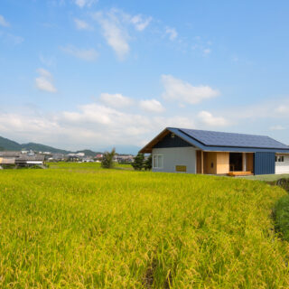 南西側からの眺め。家の周囲には田んぼが広がっている。敷地も約650㎡と広く、伸び伸びと暮らせる恵まれたロケーションが魅力的だ。敷地南に面した生活道路も近隣の方が使う程度で、静かな環境が整っている