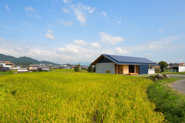 南西側からの眺め。家の周囲には田んぼが広がっている。敷地も約650㎡と広く、伸び伸びと暮らせる恵まれたロケーションが魅力的だ。敷地南に面した生活道路も近隣の方が使う程度で、静かな環境が整っている