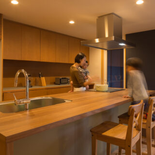 キッチンには家事動線を考慮し、外収納に直接アクセスできる勝手口を設けた。キッチンは既製品で、後の収納部はキッチンと馴染むように素材や色目を考慮して造作