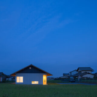 夜の基山町の家を西側から眺める。月夜に浮かび上がるシンメトリーな三角屋根は、まさに美しいのひと言だ