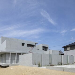 傾斜地に建つO邸。建物の一部が土地の傾斜にせり出すような設計