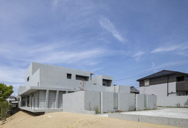 傾斜地に建つO邸。建物の一部が土地の傾斜にせり出すような設計