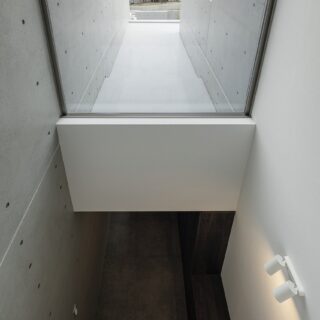 玄関上部の吹き抜けに設けた窓。玄関へのアプローチの屋根が光の通り道のように感じさせる
